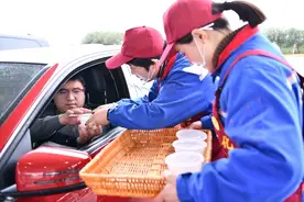 温暖奔波路 加油站元宵佳节送汤圆图片