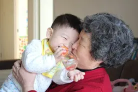 3岁前姥姥带，3岁后奶奶带，为啥姥姥带大的娃要被奶奶“截胡”？图片