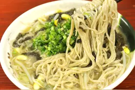 以前农村天天吃，现在饭店买不到！芝麻叶杂面条，吃着碗里想锅里图片