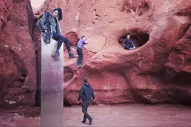 荒漠里的神秘金属物体神秘消失？谜底揭开：几个外国小伙连夜作案图片