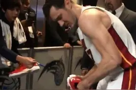 NBA球星向观众赠送球鞋后，为什会把鞋垫抽出来呢？图片