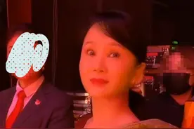 付笛声与老婆演出，任静低领礼服露出雪白肌肤，看不出已52岁图片