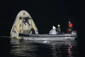 美国“载人龙”太空船4名宇航员成功返回地球图片