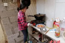 7岁女孩踩凳子炒菜：照顾患癌奶奶和年幼弟弟，撑起一个家图片