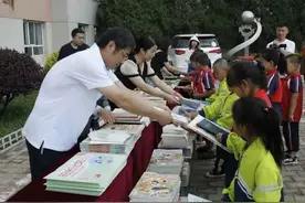 实现“微心愿” 用行动表达爱—内蒙古电视台经济生活频道党支部、玉泉区委网信办联合开展实现“微心愿”活动图片