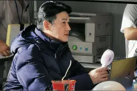 44岁陆毅发福！穿黑长裤配白T恤，拿少女粉小风扇：胖大叔也可爱图片