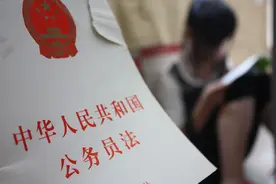 农村同学从保安到公务员，这一路走得不容易图片