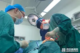 18岁面部畸形女孩西安获救治 如今带大学录取通知书感谢医生图片