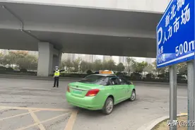未央交警堵疏结合整治“马路市场”局部早高峰缩短半小时 事故率下降15%图片