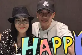 55岁吕颂贤为爱妻庆生！用玫瑰花铺床两人恩爱甜笑，相爱27年无子图片