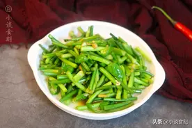 在家做蒜苔，不要总是腌着吃，加点辣椒炒一炒，做法简单不翻车图片