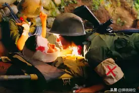 《死吻》女主翁张茹在烈士墓前回忆当年那一幕图片