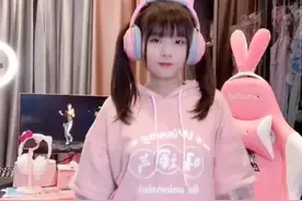 火线妹JK黑丝亮相街头热舞，如今剑指英雄联盟手游一姐？图片