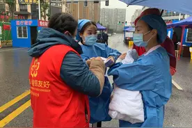 社区和医院爱心大接力 19天新生儿平安与家人团聚图片