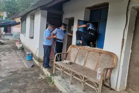 两米多长的眼镜王蛇“闯入”有人的仓库！！图片