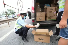 抗疫亲兄弟 隔空下“战书”图片