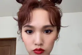 杨丞琳扎双丸子头俏皮可爱，浓妆上挑眼线尽显反差萌图片