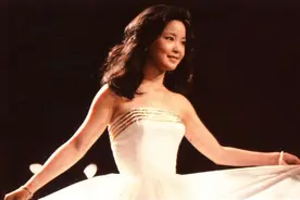 娱乐老照片：1978年，邓丽君拍摄电视特辑时的一组造型图片