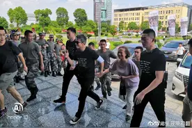 邓超罕见带妈妈出游！两人穿衣朴素不见孙俪，妈妈染黄发一脸骄傲图片