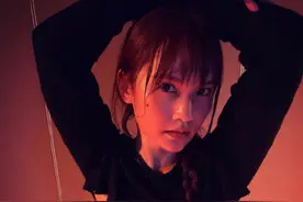 杨丞琳晒健身照，穿露脐运动上衣大秀腹肌，认真运动的样子真美图片
