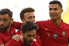 葡萄牙2-1！C罗神了：89分钟扳平，96分钟压哨绝杀，缔造3大纪录图片