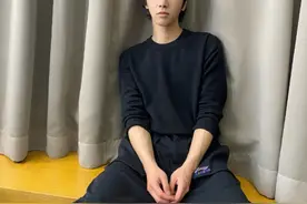 华晨宇戴红帽庆新年，双手通红青筋暴起，与鲜肉脸太不匹配引热议图片