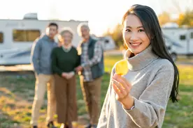 73岁小学没毕业的农村婆婆，竟然能在城市小区成为最受欢迎的人图片
