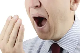 刷牙应该注意刷舌头？经常刷舌头会得到意想不到的三个好处图片