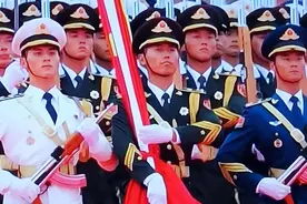 八一特稿·诗歌 ‖我们的队伍向太阳图片