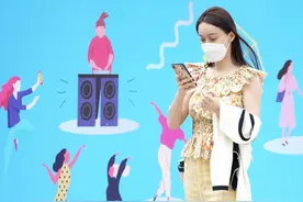 街拍：逛街复始，三里屯美女积攒了多少美丽方案图片