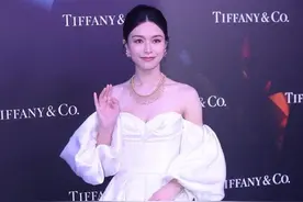 “百亿阔太”文咏珊穿上抹胸装太撩人，魔鬼身材最抢镜，美成焦点图片