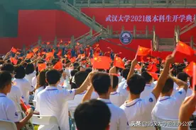 热搜！上亿次围观！湖北这一开学典礼“火”了，为医护子女发放25万元资助！图片