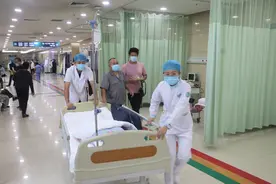 渭南市中心医院|急诊科医生：以病人为中心 夜以继日地奋战在第一线图片