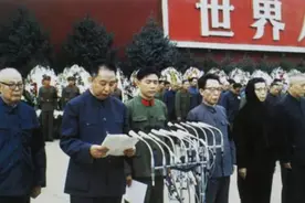 1976年，主席追悼会上所有人站立默哀，唯独一老人坐着，她是谁？图片