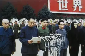 1976年，主席追悼会上所有人站立默哀，唯独一老人坐着，她是谁？图片