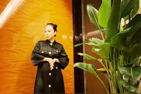 53岁黄绮珊现身自家火锅店，亲自上菜接地气，三婚三离现仍是单身图片