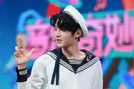 黄明昊玩游戏“利用”何炅欺骗了全场，秒杀了对手，常驻当之无愧图片