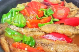 小鱼不要只会油炸，打个鸡蛋教你秘制新吃法肉嫩骨酥，春日美食家图片