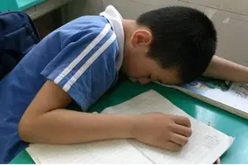 孩子上课睡着了，老师一怒之下拍照发家长群，爸爸的回答让人叫好图片