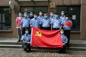 父子吵架、母女闹矛盾 封闭小区里家庭琐事渐出，民警上门调解图片