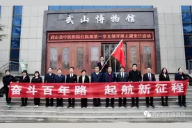 「致敬医师节」他们未必万丈光芒，但始终温暖有光图片