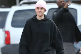 最潮洞洞鞋！比伯黑色look型男范满屏，脚踩粉鞋少男心爆棚图片