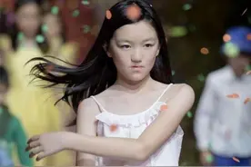 星二代小苹果，富二代周巴黎，组成了王菲女儿李嫣的奢华闺蜜圈图片