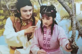 紫鹃：送宝玉菱花镜留下悬念，黛玉死后，她含泪南下姑苏送葬图片