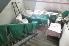 21岁女子整形后突然陷入昏迷，探访涉事医疗机构：手术服晾晒在楼道，旁边还堆着垃圾图片