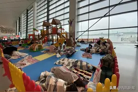 改签三次，滞留超过24小时，撕开泡面纸箱，我在郑州机场打地铺图片