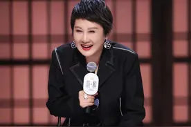 张凯丽哪像是58岁，穿短裤配黑丝袜录节目，奶奶辈都不敢这么穿图片