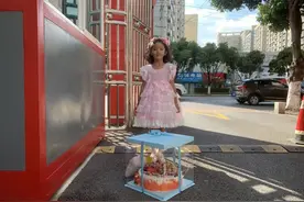 消防队门口出现了个拿着蛋糕的小女孩图片