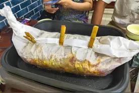 皖北特色美食“纸包鱼”，88元一份肉质细嫩，4人吃饱喝足贵吗？图片