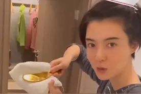 39岁车晓生活好养生，出差都要随身带折叠床，现场还给助理刮痧图片